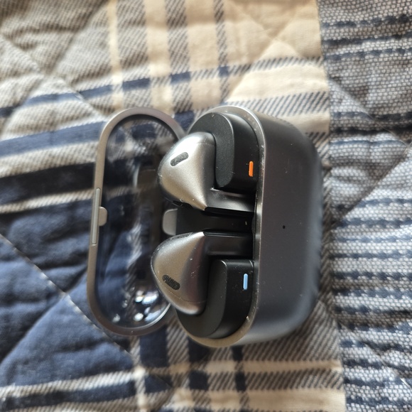 Earbuds - Picture 3 of 3